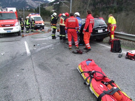 Rettungskräfte kümmern sich um die Verletzten