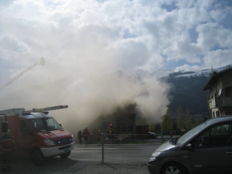 Die Feuerwehren hatten gegen starke Rauchentwicklung zu kämpfen