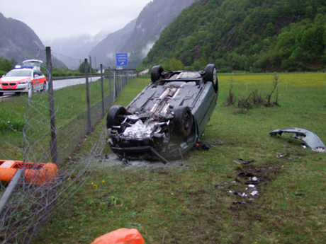 Questa autovettura si rovescia sul tetto a Lostallo