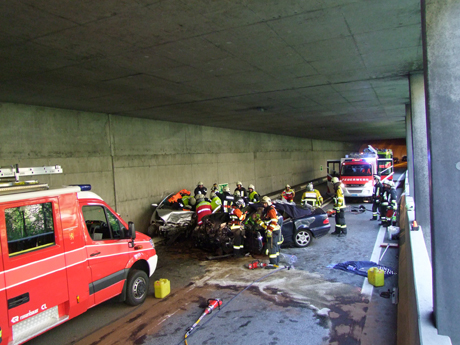 Die Rettungskräfte mussten die beiden eingeklemmten Personen befreien