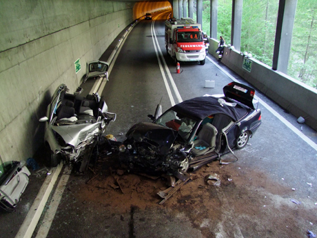 Die beiden Fahrzeuge kollidierten frontal miteinander