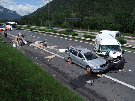 Durch den Aufprall wurde die Ladung auf der Autobahn verteilt