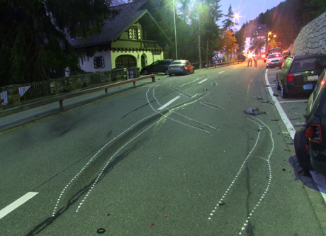 Der Personenwagen auf der linken Seite beschädigte vier parkierte Fahrzeuge