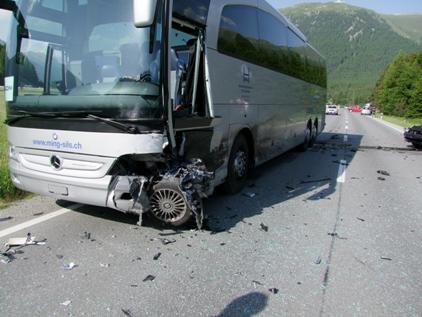 Stark beschädigter Reisecar