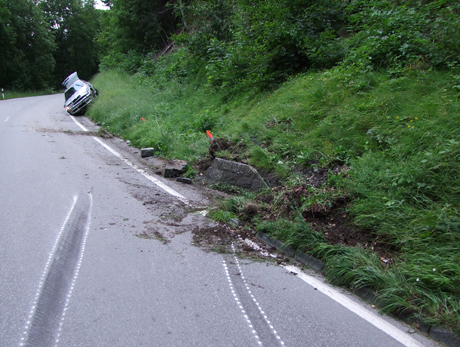 Das Fahrzeug überschlug sich und wurde total beschädigt