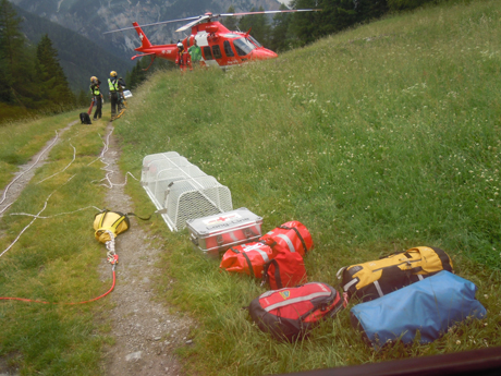 Mit der Long-Line konnten die Retter in die Schlucht abgeseilt werden