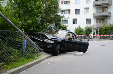 Endstation Kandelaber: An der Kurfirstenstrasse konnte der 22-jährige Lenker festgenommen werden