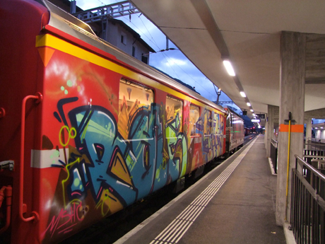 In Samedan wurden zwei Bahnwagen besprayt.