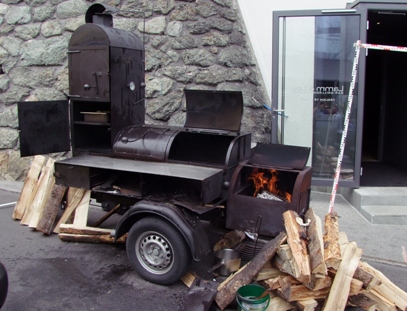 Beim Aufheizen des Grills verletzt