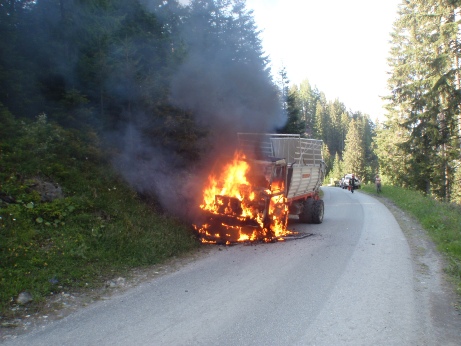 Farhzeugkabine im Vollbrand