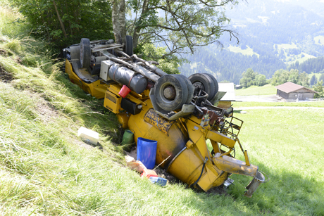 Der Betonmischer kam auf dem Dach liegend zum Stillstand