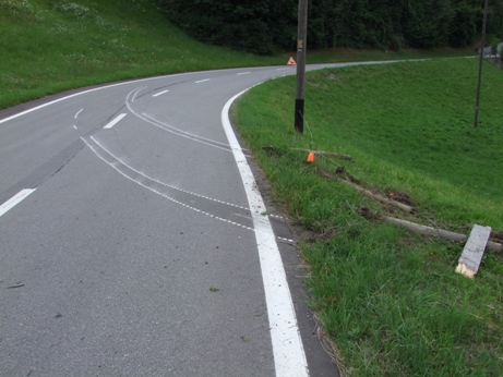 Schleuderspuren des Unfallfahrzeuges