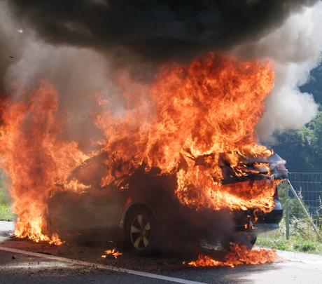 Auto distrutta dalle fiamme sulla A13 a Mesocco