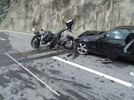 Das Motorrad kollidierte frontal mit dem Personenwagen