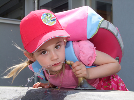 Ai bambini di prima verranno distribuiti i famosi cappellini rossi con visiera