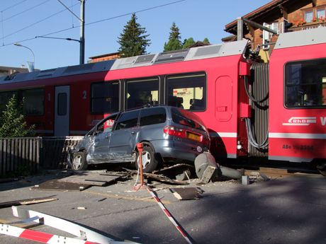 Der Personenwagen wurde von der RhB erfasst und auf die Seite geschoben