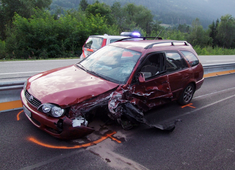 Der Richtung Süden fahrende Personenwagen geriet auf die Gegenfahrbahn und kollidierte mit einem entgegenkommenden Fahrzeug