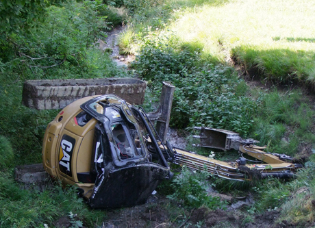 Der Bagger kam ins Rutschen und überschlug sich