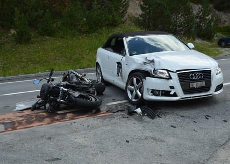 Der Motorradfahrer prallte in die Seite des Personenwagens und wurde über das Auto geschleudert