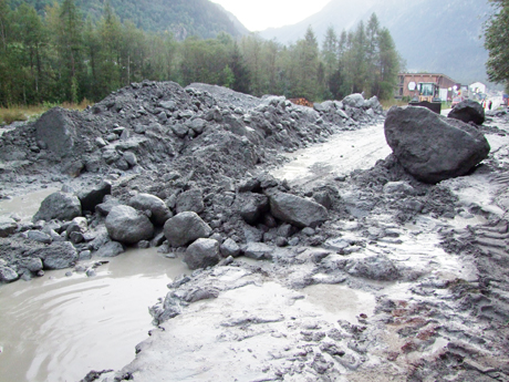 Sulla strada del Passo del Maloja tra Vicosoprano e Borgonovo è scesa una frana