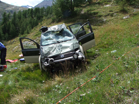 Zwei Verletze nach Selbstunfall mit Personenwagen