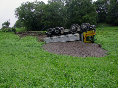 Der Lastwagen kippte rund zehn Meter die Böschung hinunter