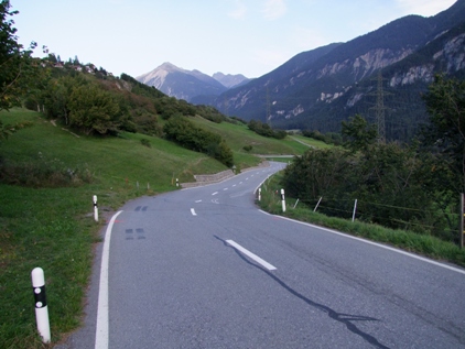 Übersichtsaufnahme des Strassenverlaufs in Richtung Tiefencastel