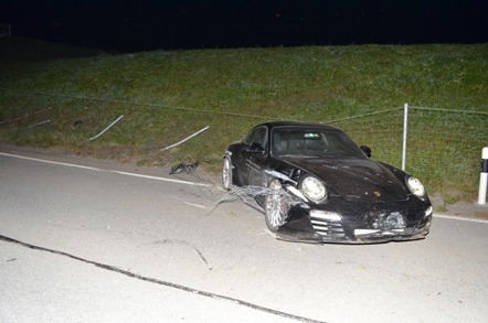 Verbeulter Porsche im Absperrzaun