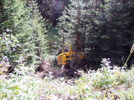 Der Dumper kam 15 Meter unter der Strasse zum Stillstand
