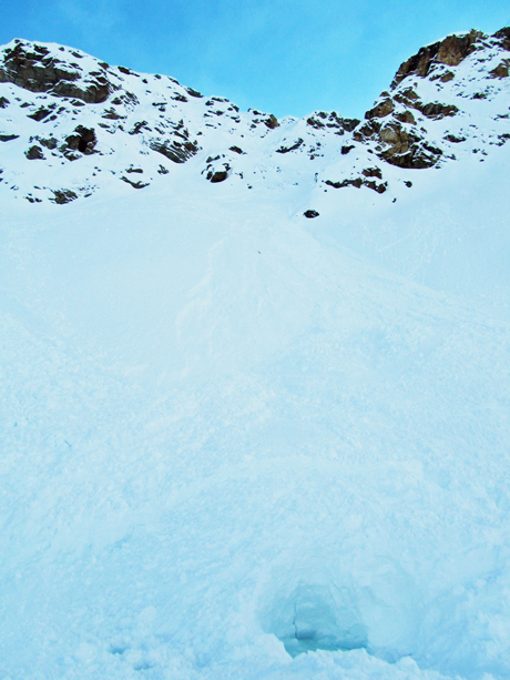 In diesem Couloir löste sich die Lawine