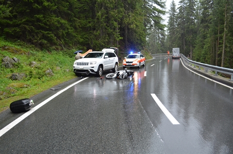 <Motorrad rutschte auf die Gegenfahrbahn