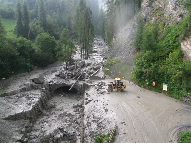 Brücke zwischen Spital Scuol - Liuns