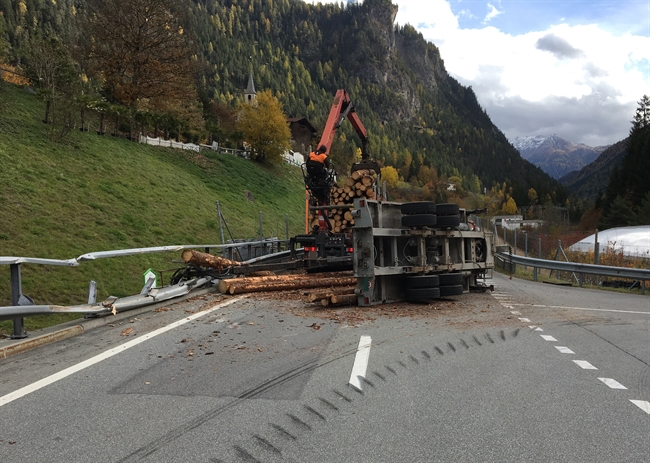 gekippter Holzanhänger versperrt die Strasse