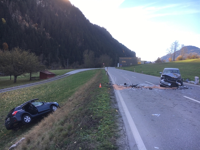 Zwei total beschädigte Fahrzeuge zum Abschleppen