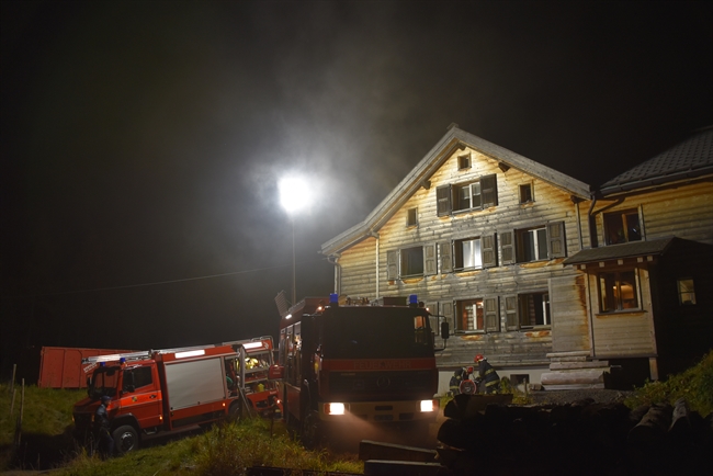 Bauernhaus mit Feuerwehrautos