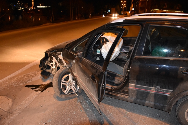 Total beschädigtes Auto am Kandelaber
