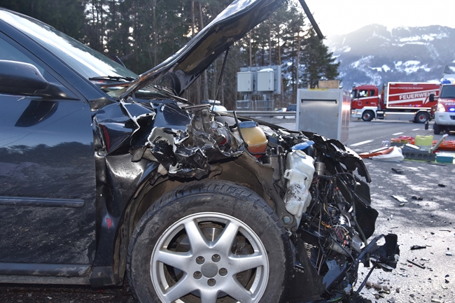 beschädigtes Auto der entgegenkommenden Lenkerin