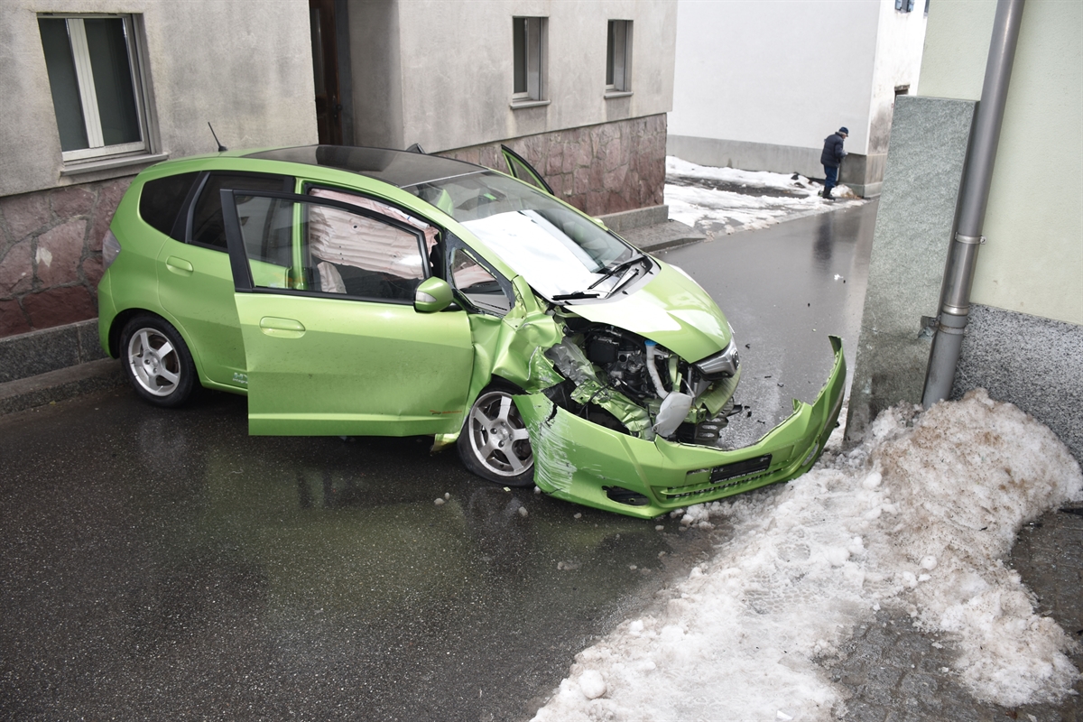 mit der Hausecke kollidiertes Auto