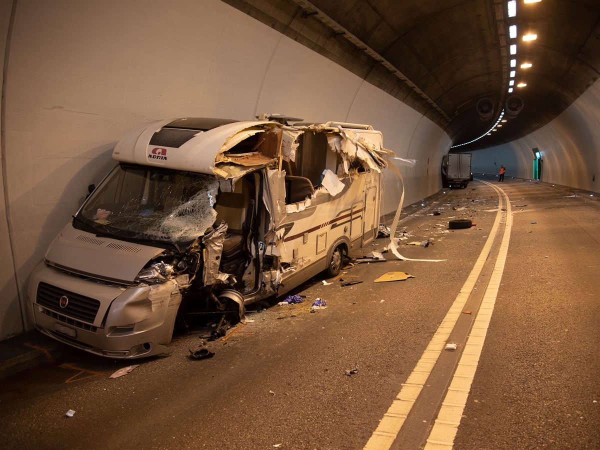 Total demoliertes Wohnmobil mit fehlender linken Wand des Wohnaufbaus