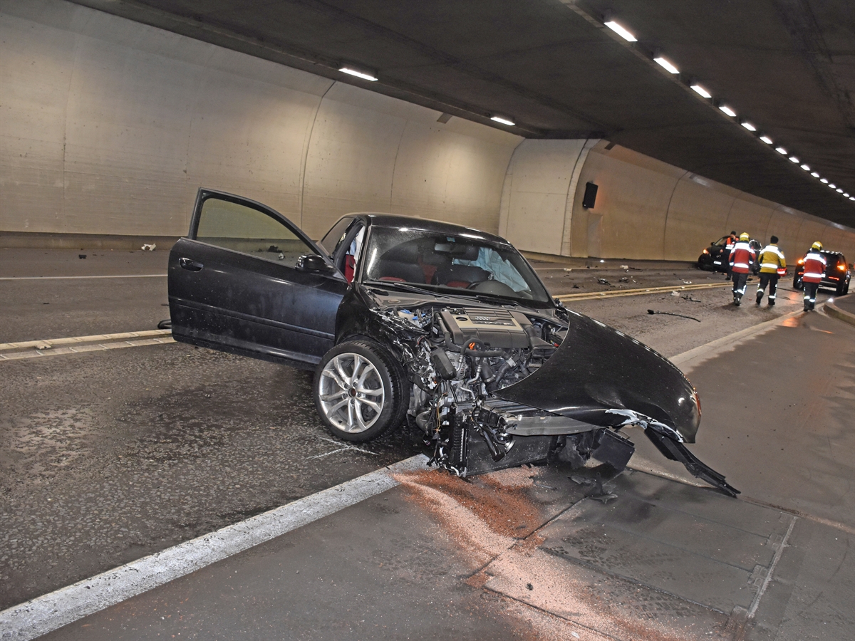 Total demoliertes Auto des 29-Jährigen – die ganze Front ist auseinandergerissen