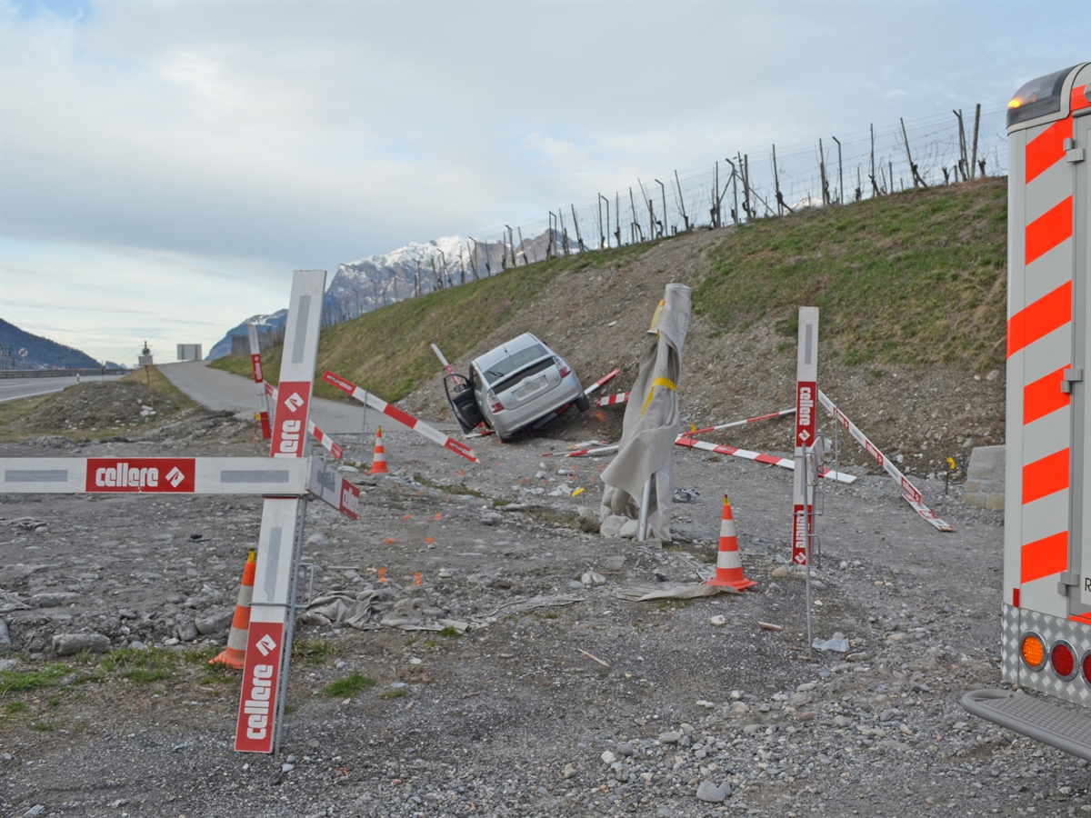 Durchbrochene Baustellenabschrankung und Auto des 56-Jährigen auf einem Weg neben der Hauptstrasse H13