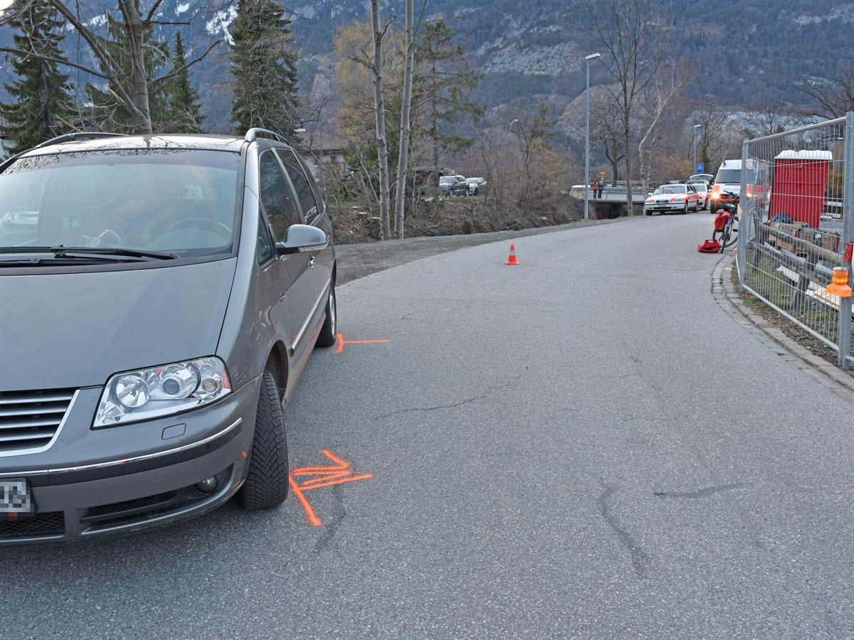 Unfallsituation auf dem Malinaweg in Trimmis. Auto steht links, E-Bike rechts.
