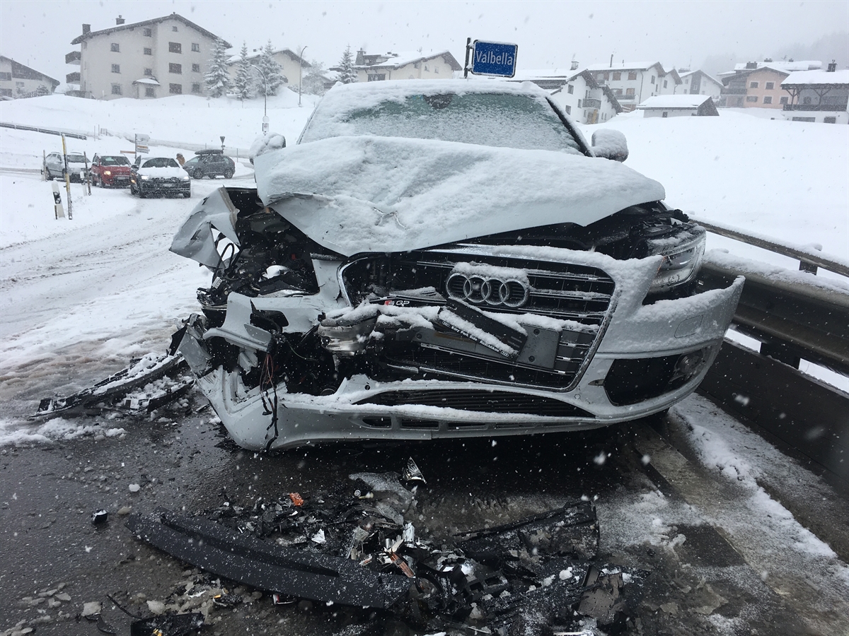 Das Auto, das in Valbella über die Fahrbahnmitte rutschte mit total beschädigter Front.
