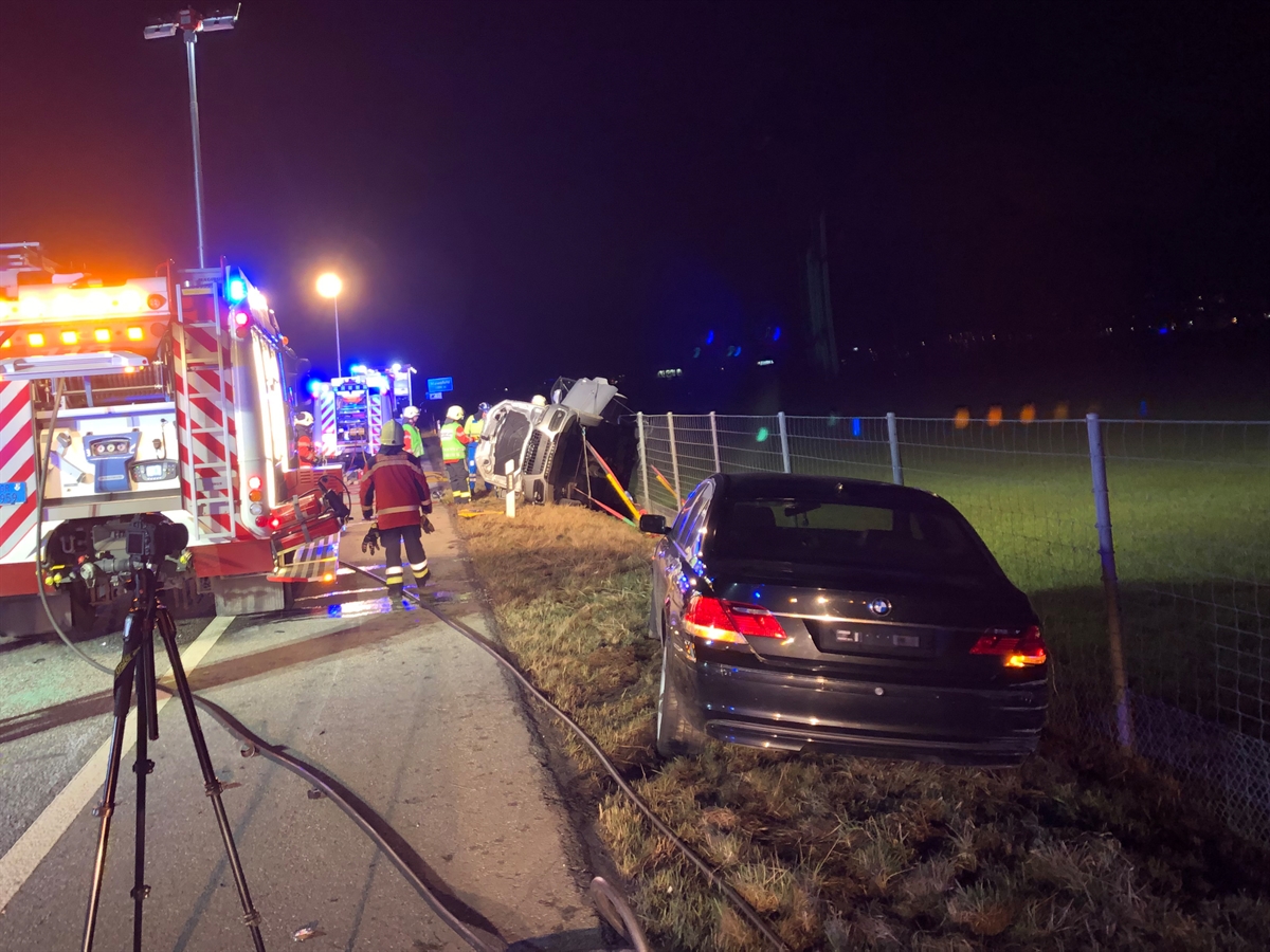 Auffahrendes Auto und mit Brechwerkzeug aufgebrochenes Auto. Daneben die Rettungskräfte.