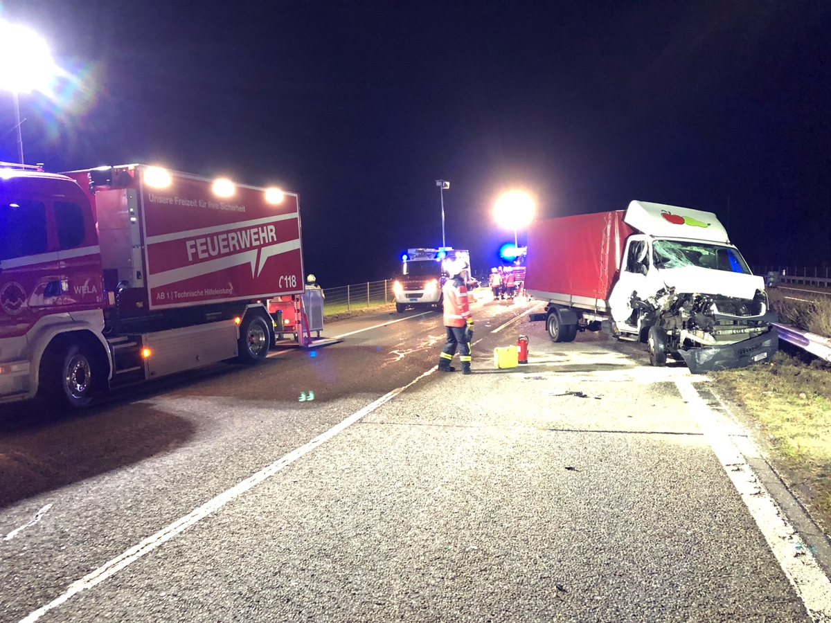 Lieferwagen, der in das auf dem Dach liegende Auto fuhr. Daneben die Rettungskräfte.