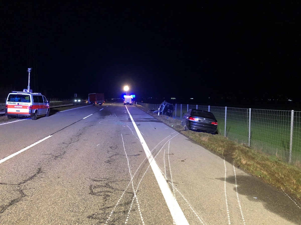 Übersichtsaufnahme mit den Fahrzeugen in Endlage. Daneben ein Polizeifahrzeug.
