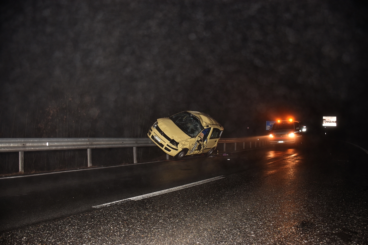 Das total beschädigte Auto steht auf der Engadinerstrasse. Halb auf der Leitplanke vor dem nächsten Abhang.