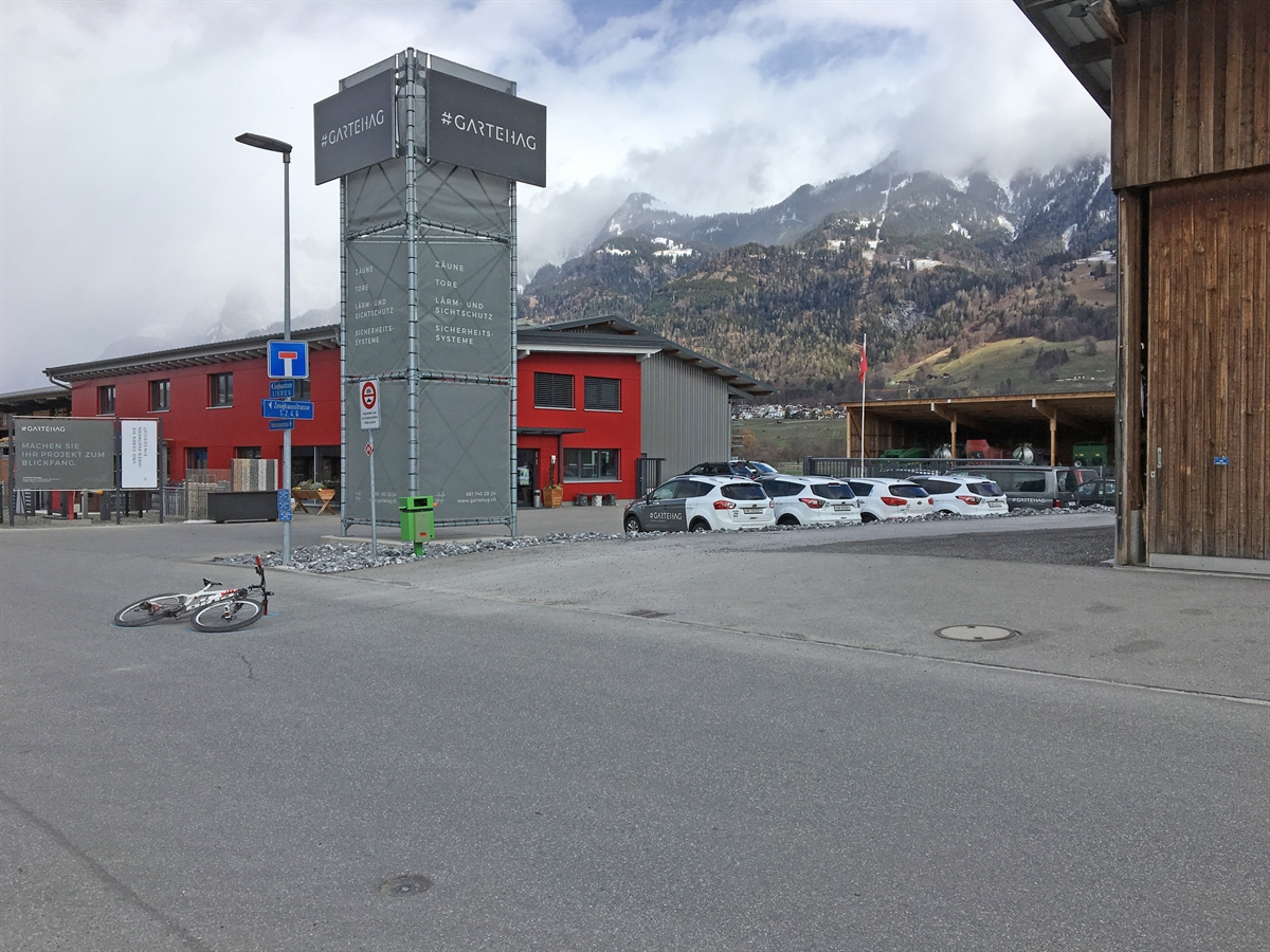 Verzweigungsbereich mit der Kollisionsstelle und dem auf der Strasse liegenden Fahrrad