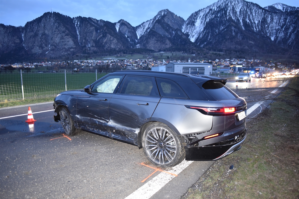 Das total beschädigte Auto steht quer auf der Überholspur der Autobahn A13.