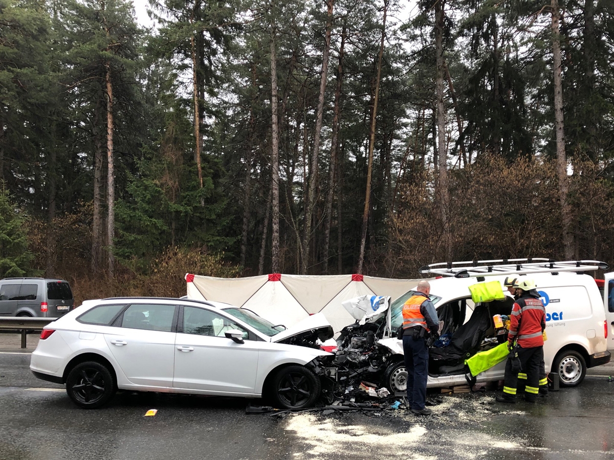 Die beiden total beschädigten Fahrzeuge aus seitlicher Perspektive. Gut ersichtlich sind die total deformierten Frontpartien. 